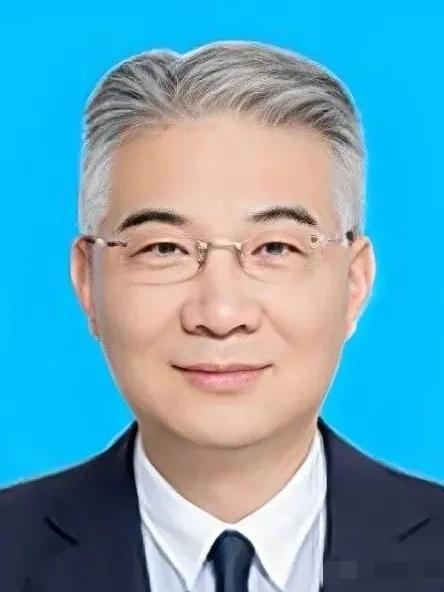 看了这个曾经的重庆市财政局长，重庆市政府原参事封毅的通报，心里十分惊叹，此人竟然