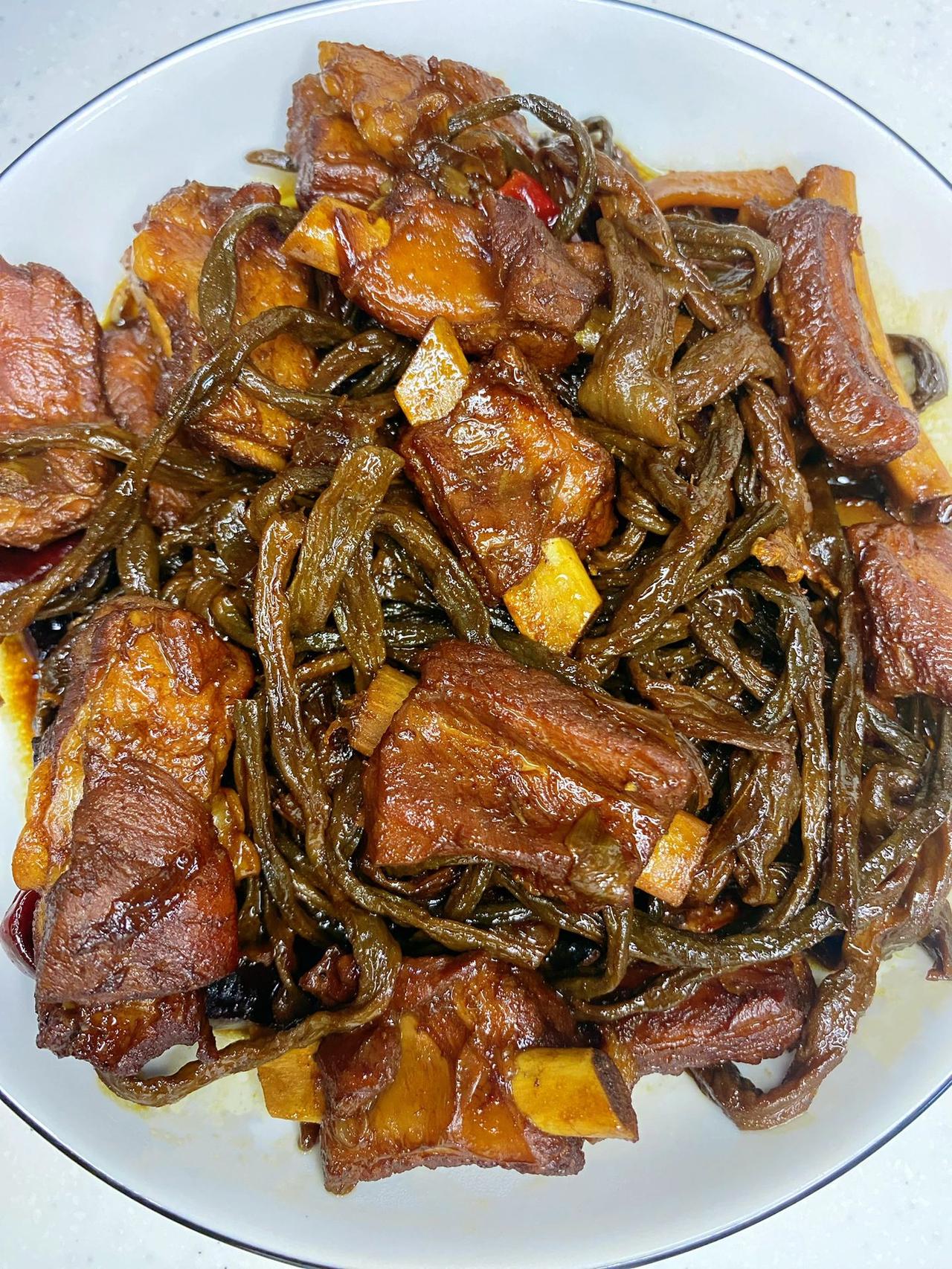 从一个东北朋友那里学来的，果然够味！

从家里带来的干豆角一次都还没吃过，主要怕