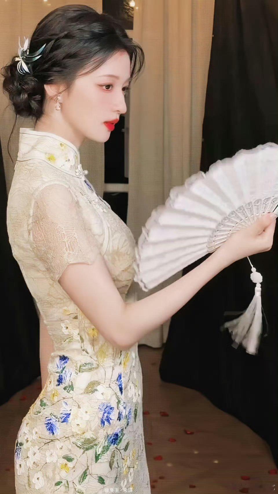 王楚然青花瓷成精了 原来真的有人能把青花旗袍穿得这么有故事感。王楚然一出场，就像