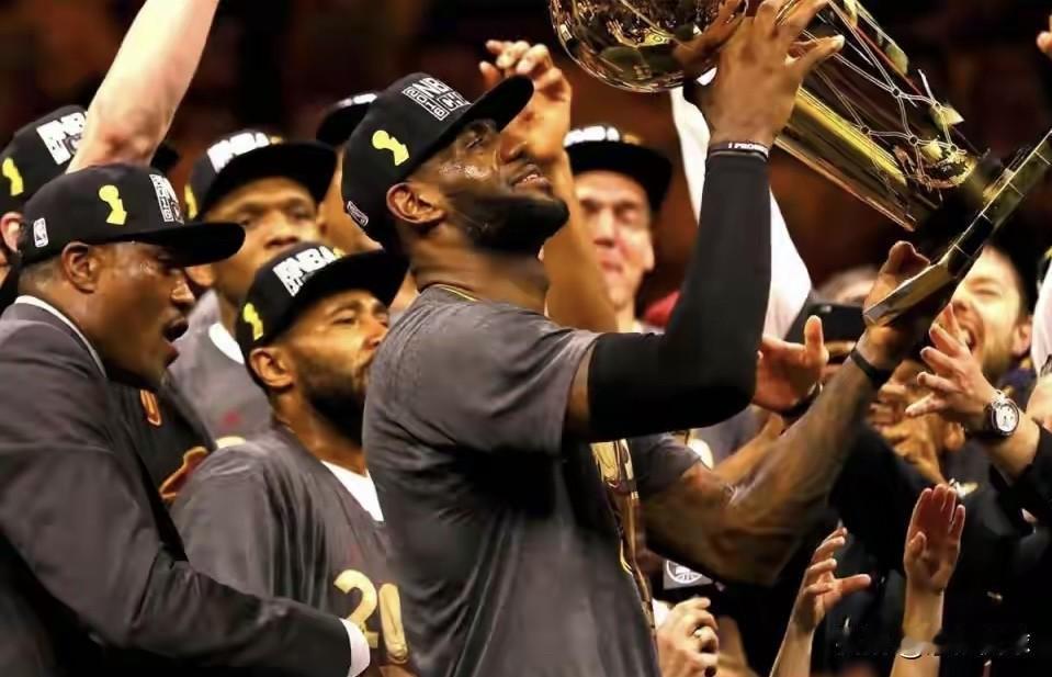 就算天王老子来了，NBA历史最佳阵容也是这5人！

1、控球后卫：魔术师·约翰逊