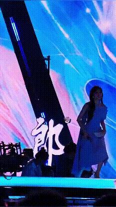 曾经天下足球的主持人马凡舒女神大赛夺冠了，这身紫色最有韵味，衣品不错，感觉她是越