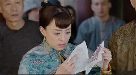 清朝光绪年间，陕西泾阳，有一张女人的画像流传下来。 
 
画中人脸盘偏方，颧骨不