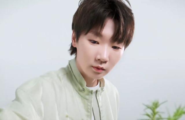 王曼昱与球迷合影显得好乖巧啊[兔子]

10月21日，有球迷（也可能是熟人）偶遇
