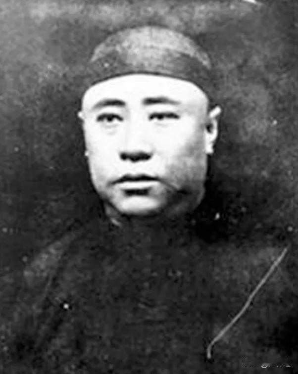 1925年，张作霖治下的铁路局长常荫槐因公出差。听手下说头等包厢有个男客，不买票