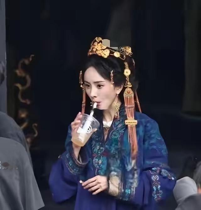 我敢打包票，
不仅你会想不到，
肯定很多人都无法理解，你说杨幂一个这么有钱的大咖