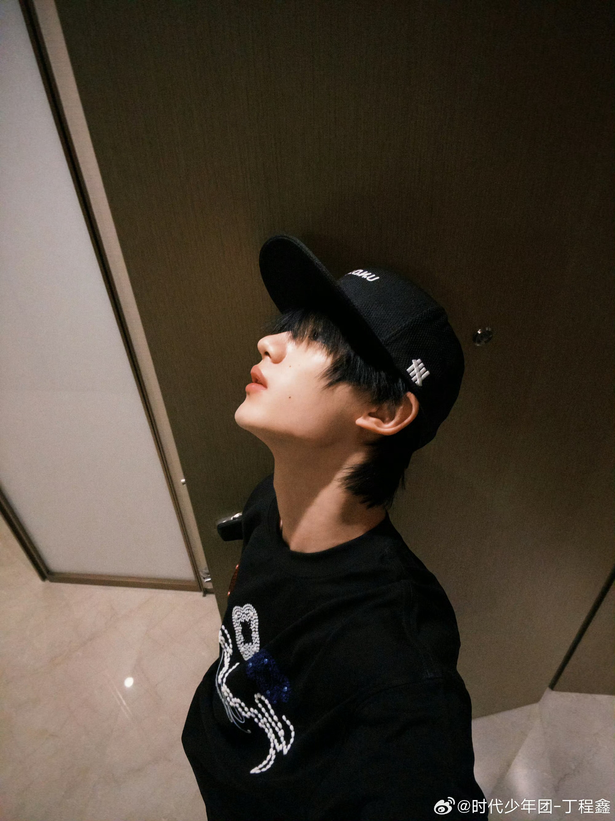 丁程鑫的低像素自拍 丁程鑫的低像素自拍送达📸平沿棒球帽+多角度自拍，好帅
