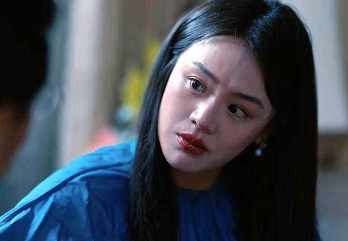 马思纯靠演戏治好了抑郁症？
这事儿听着像童话，可它就发生在《人之初》的片场。
她