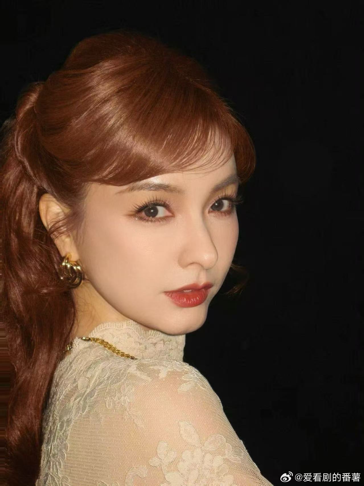 吴昕大侦探妆造必有高人指点大侦探撞色大胆又高级，配饰细节恰到好处，衬得整个人灵动