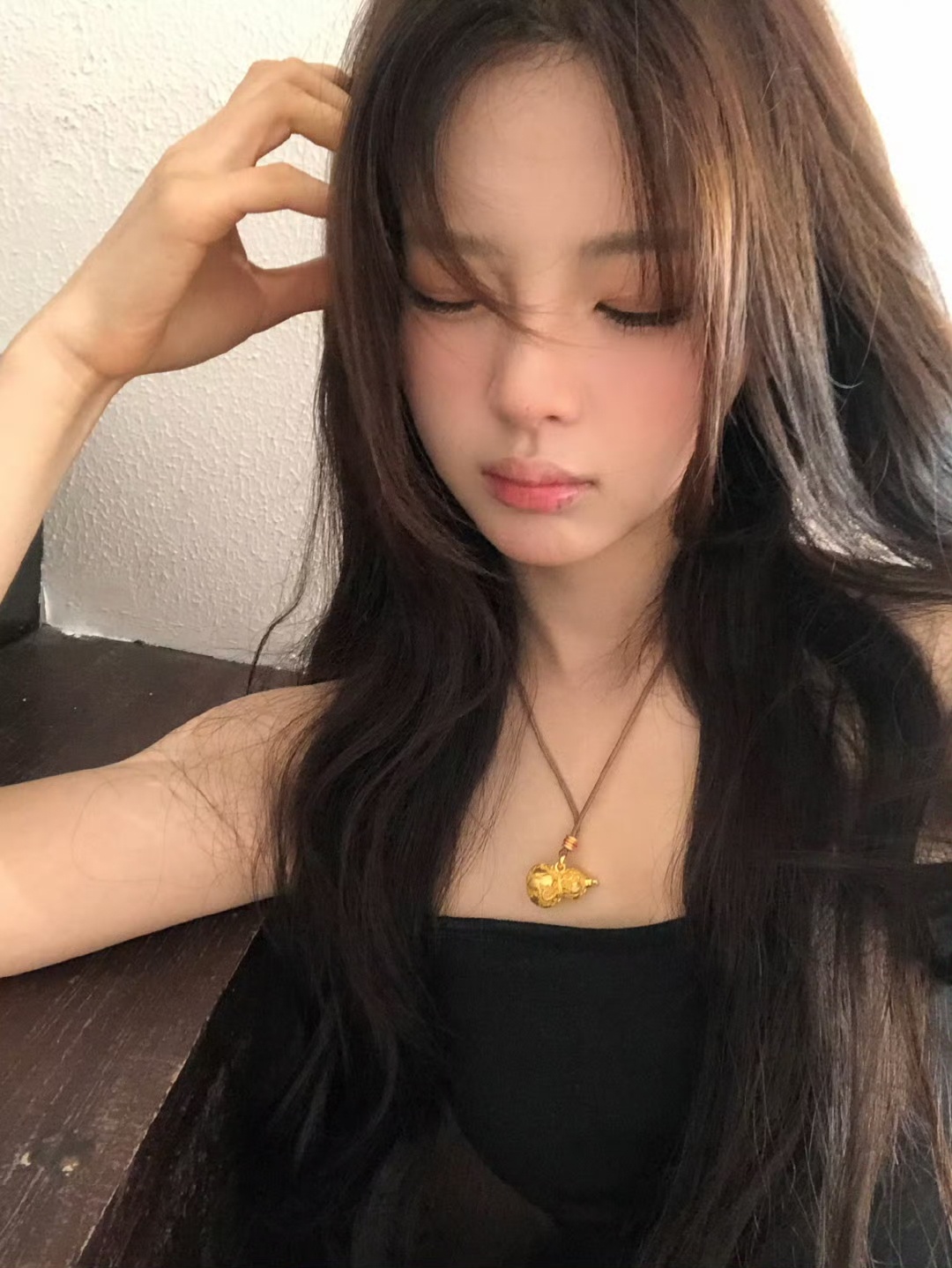 杨超越摆拍800张选9张一组自拍轻松引爆全网热度，可爱鲜活的状态圈粉无数。从话剧