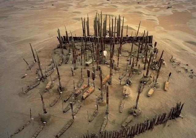 1934 年，新疆一位猎人迷失方向，误入罗布泊深处。当他九死一生回到村庄时，逢人