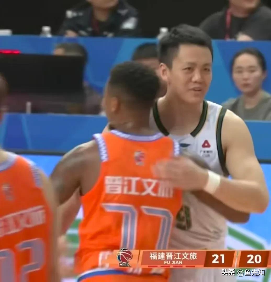 同样都是前队友，皮特森对赵睿跟姜宇星的态度也不一样。本场比赛姜宇星登场后，皮特森