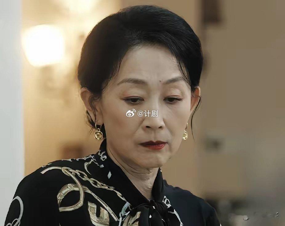 估计《亦舞之城》的导演懵了， 钟汉良也懵了，就连秦岚也懵了，导演已经后悔请了陈瑾