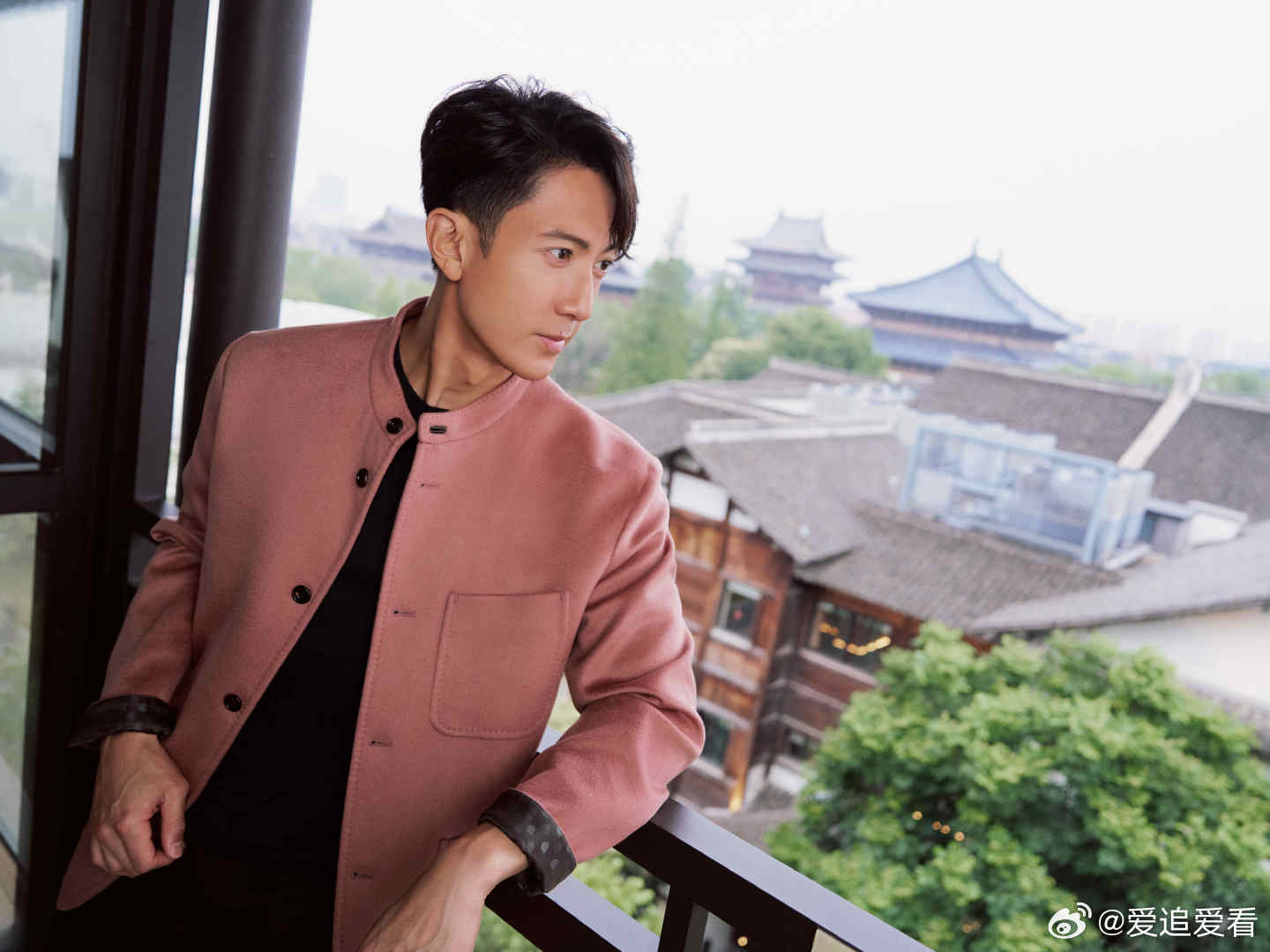 吴尊国风质感碰撞国际时尚 吴尊巴黎男装周好满的行程豆沙粉新中式立领外套儒雅大气，