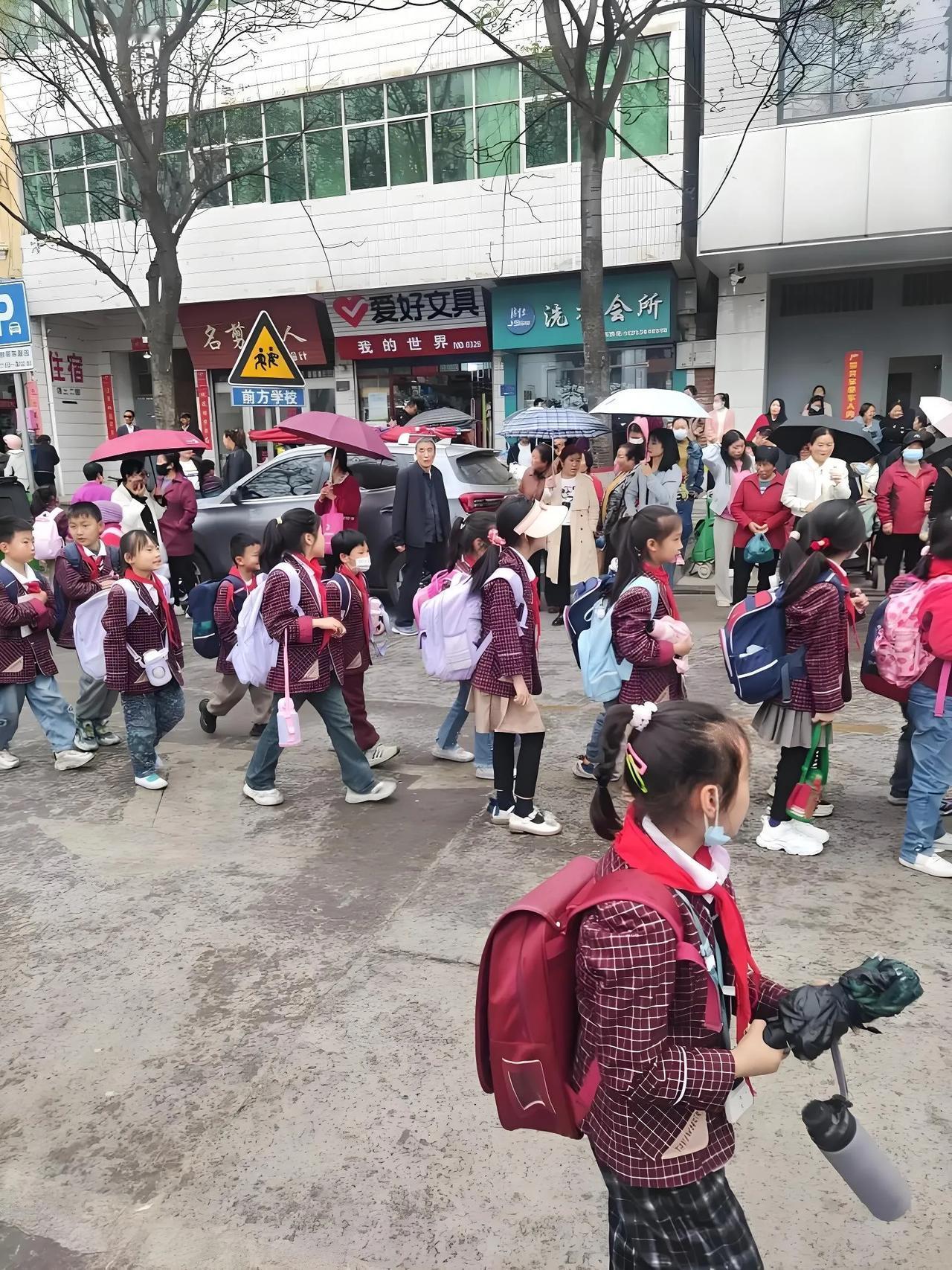 新学期开始，课后延时服务再次被提出来，很多人呼吁取消课后延时服务，有几个问题，可