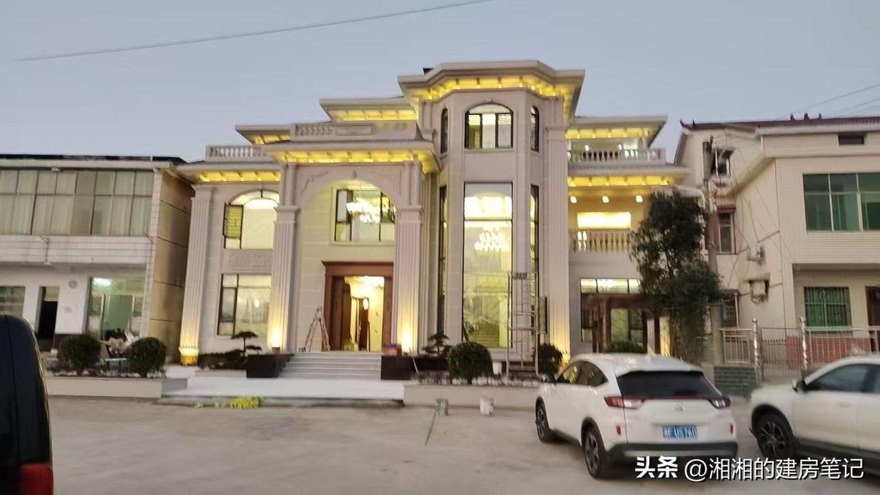 关于农村自建房，个人认为，盖房和装修就像做菜，各有各的口味。
有人喜欢“精致大餐