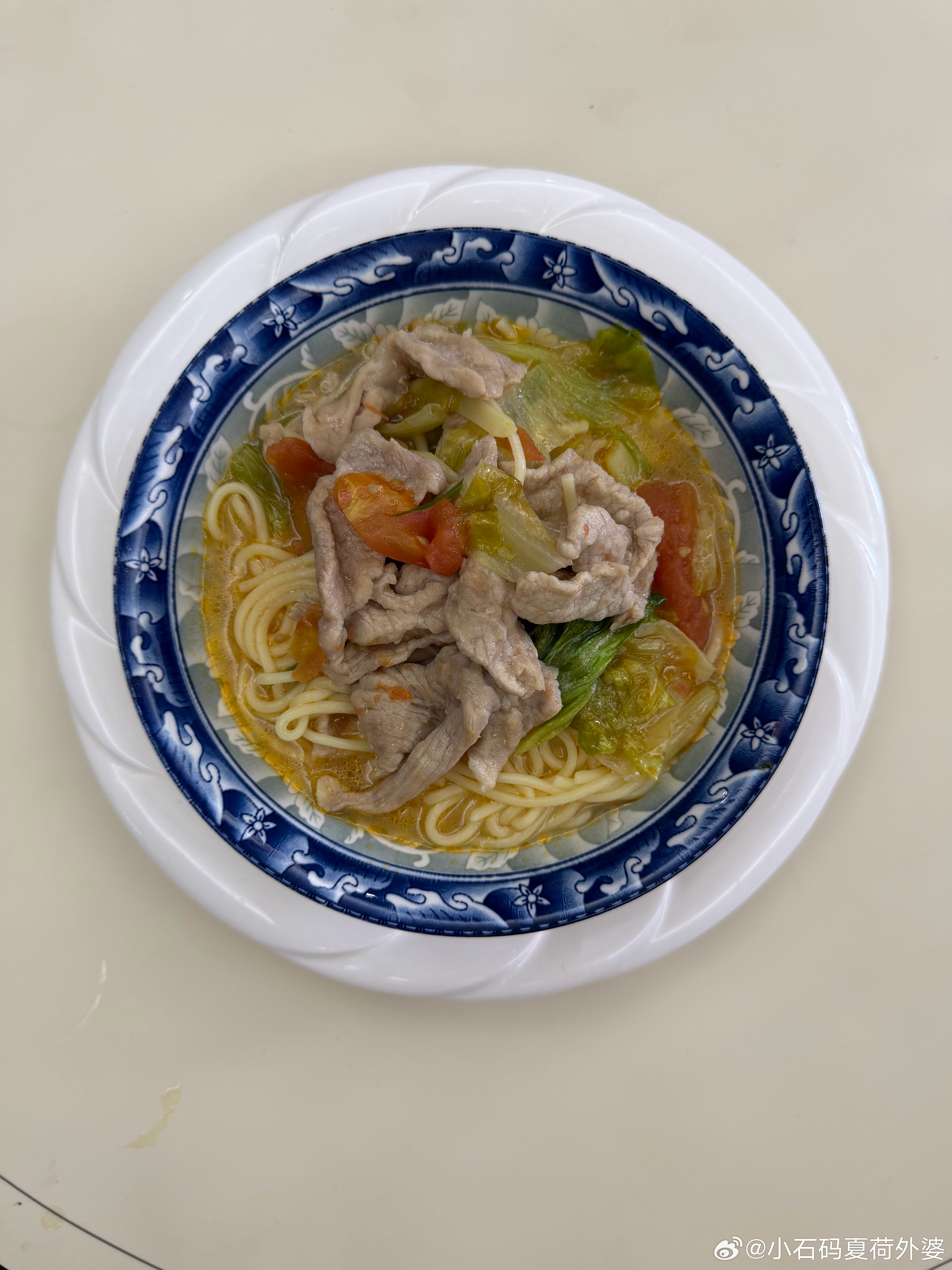 消费观念简单的午餐，西红柿、肉片、生菜、青葱、面条，这一碗不贵，但西红柿贵，一个