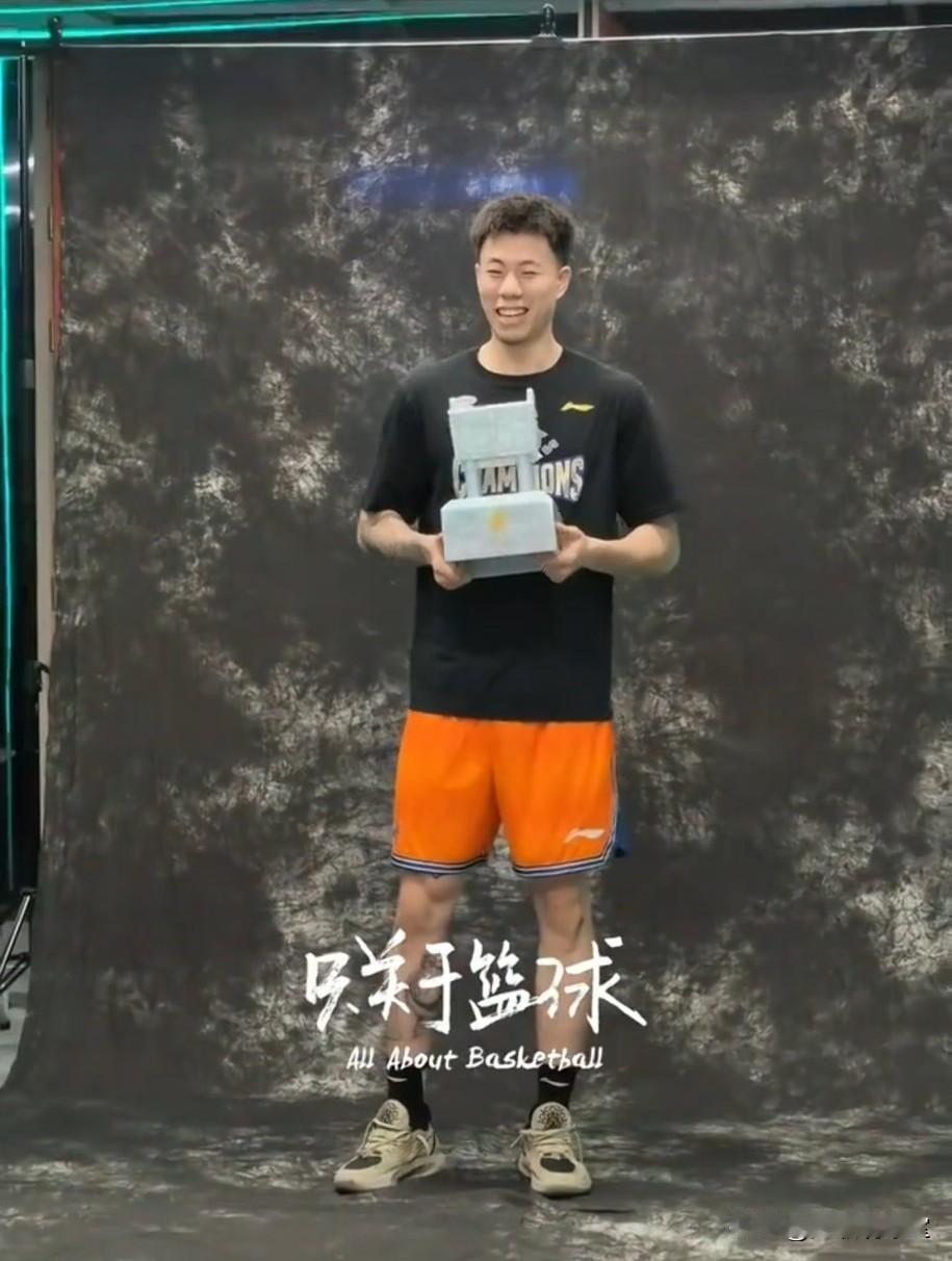 杨毅：三连冠后，张镇麟就不想给辽宁打球了，执意要走！
看来张镇麟还是挺有远见的！