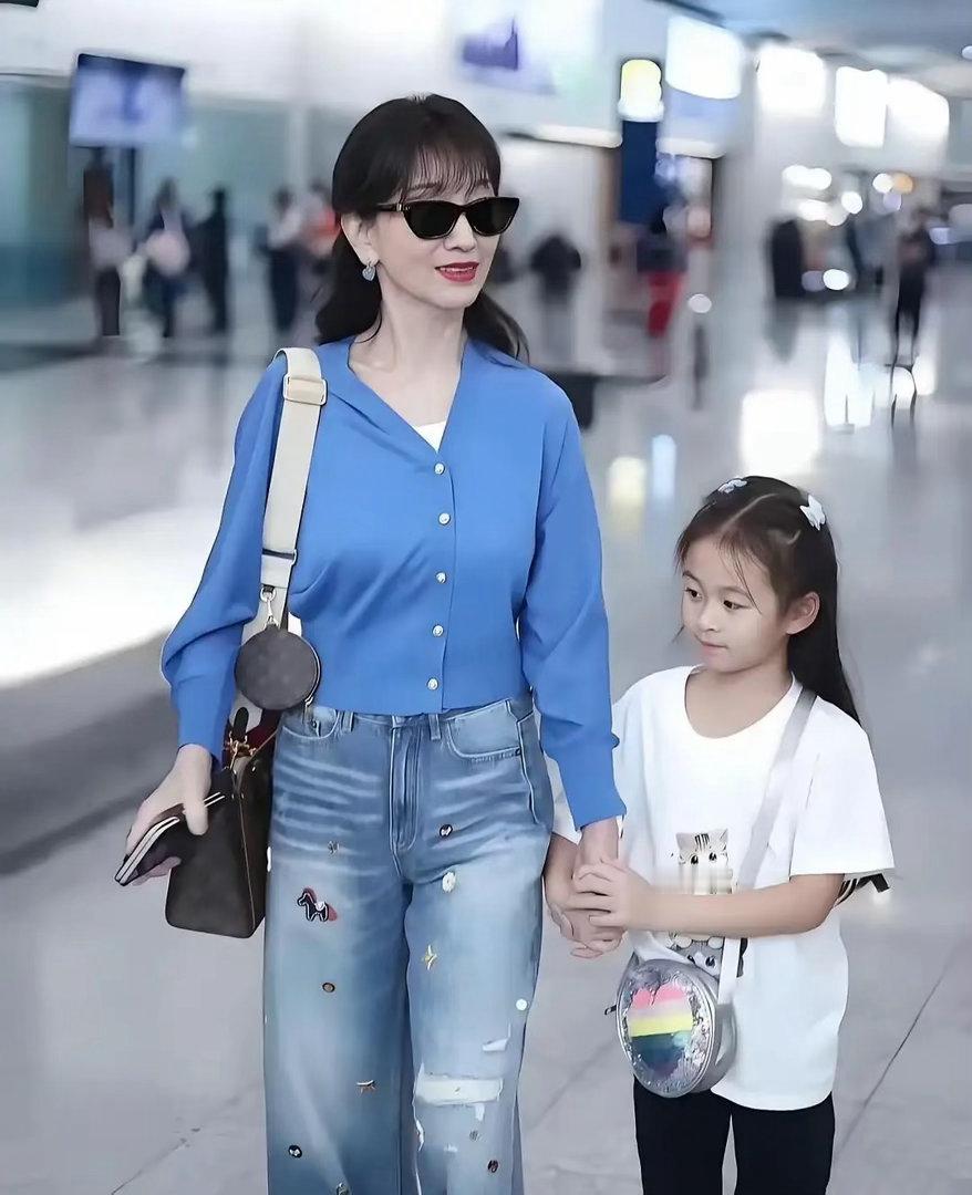 哇塞！赵雅芝牵着的小女孩是小孙女吗？浓眉大眼的模样好可爱啊。冻龄女神赵雅芝，就像