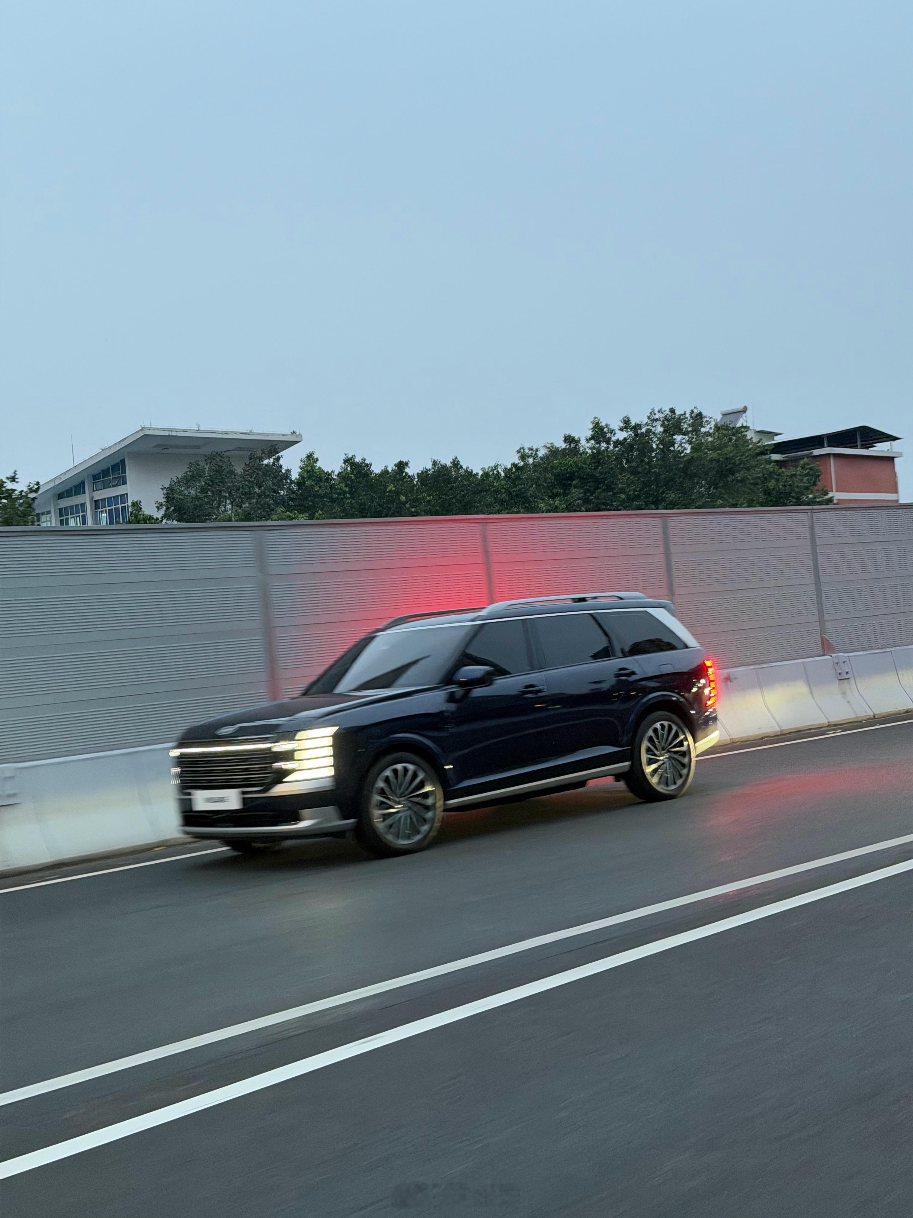 路遇新帕里斯帝～这尾灯太有辨识度了，好看！[色]帕里斯帝 ​​​