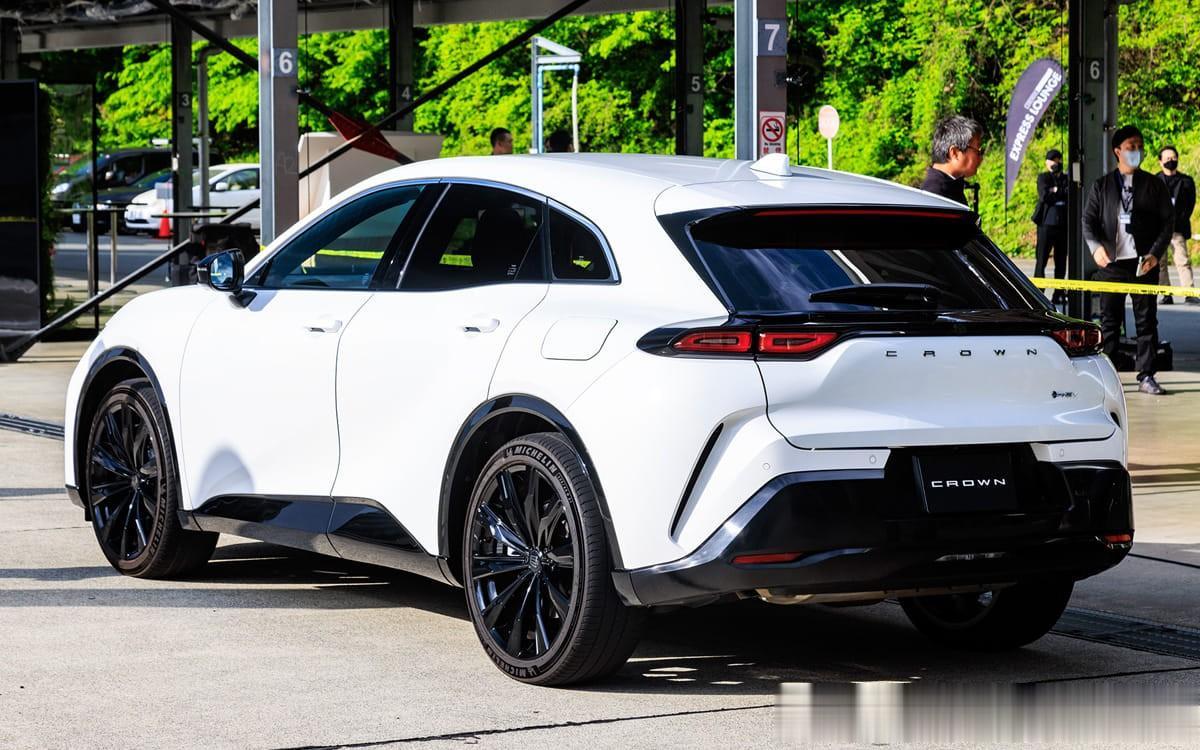 日本媒体试驾全新丰田 Crown Sport，之前发布的皇冠Cross骂声一片，