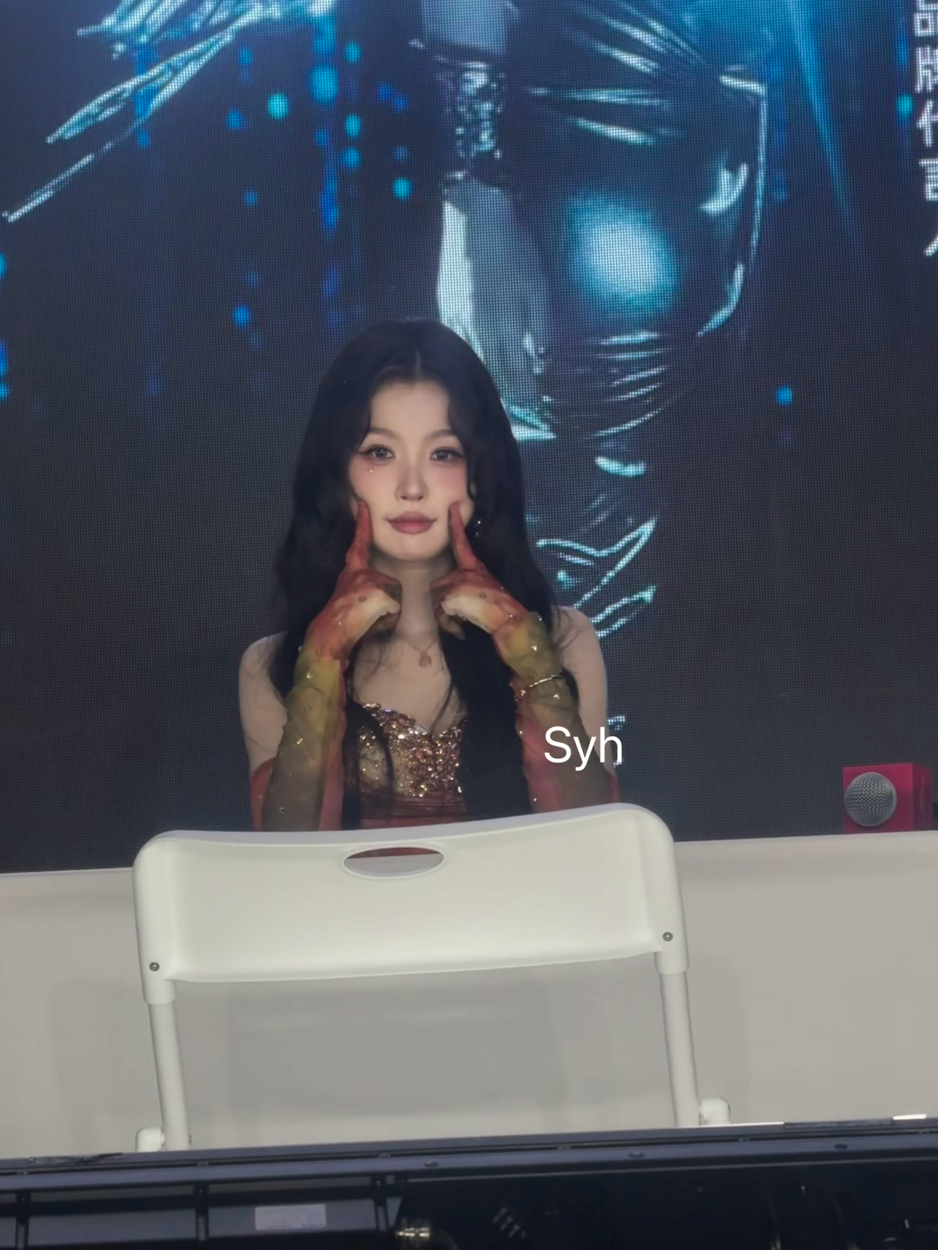 虞书欣绯红神女｜虞书欣签售会 小猪也给我戳戳🐷 ​​​