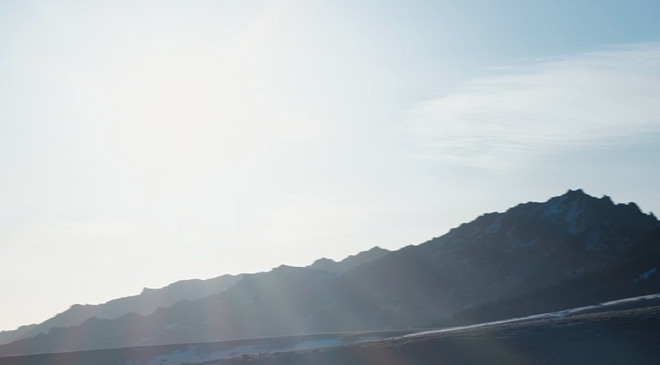 造车大佬李书福陪杨元庆试新车商界大佬同框体验新车，画面格外治愈。深耕实业的前辈携