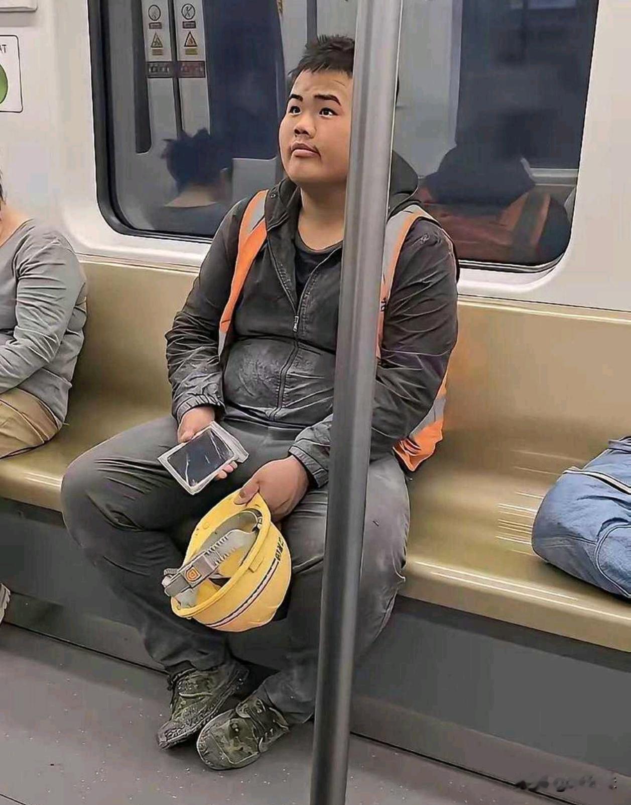 同样的年纪，应该还在上学吧