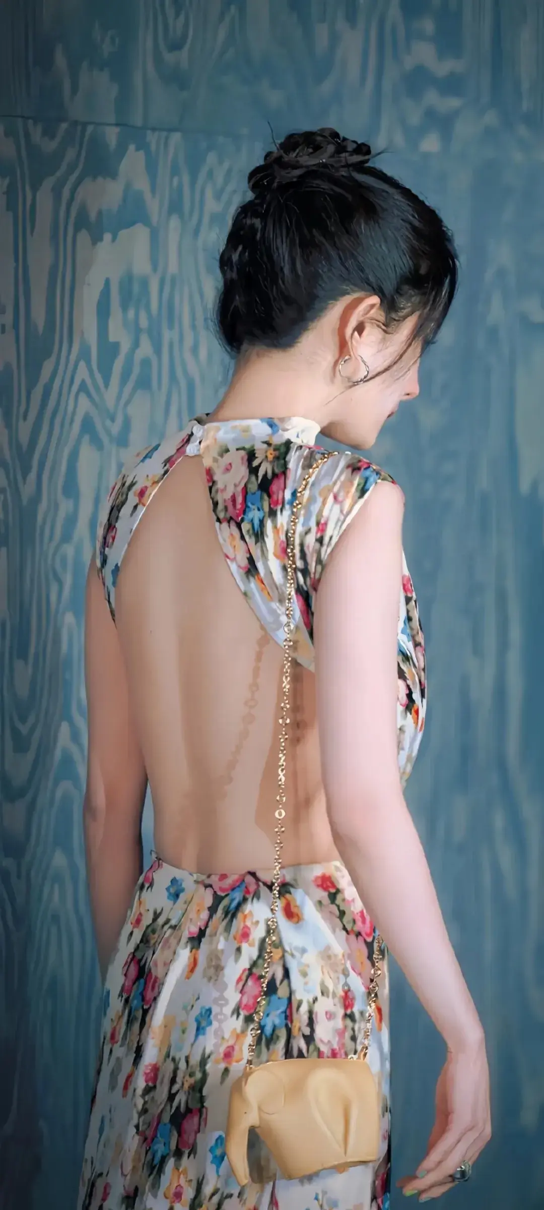 杨幂｜露背碎花裙，真真美我一大跳！
