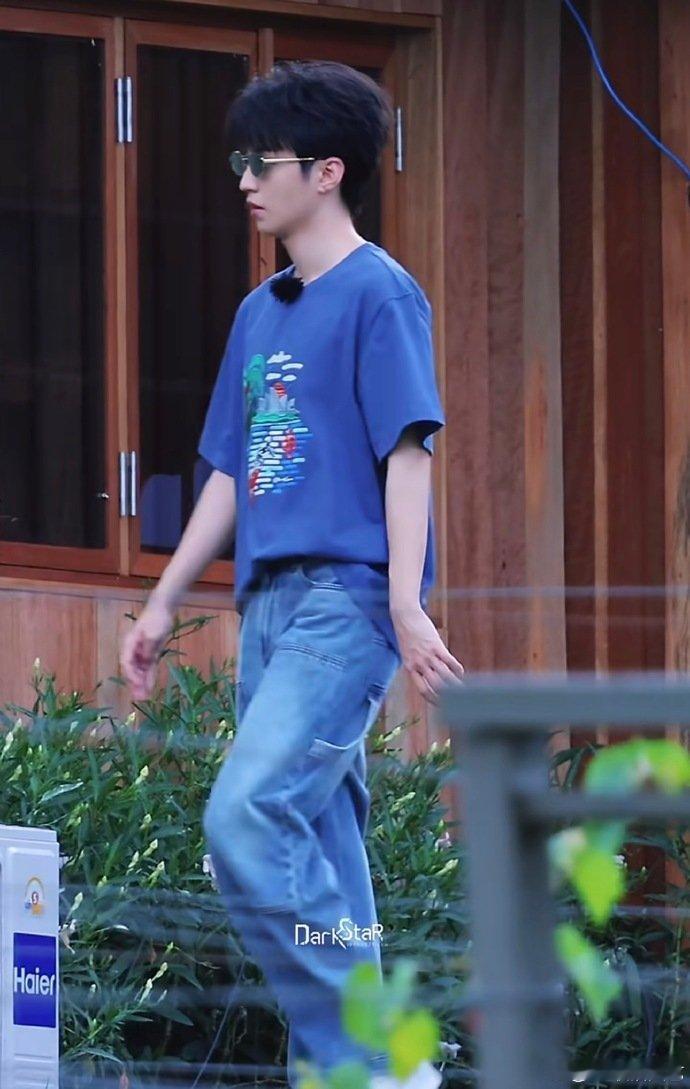 王俊凯到底有多少件蓝衣服王俊凯的衣柜里到底有多少件蓝色衣服 王俊凯的衣柜里到底有