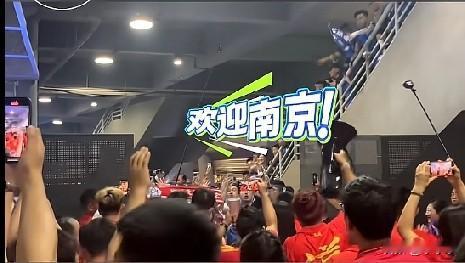 7月4日，“苏超”徐州VS南京在徐州奥体中心，中场休息时，徐州球迷大声喊话南京球