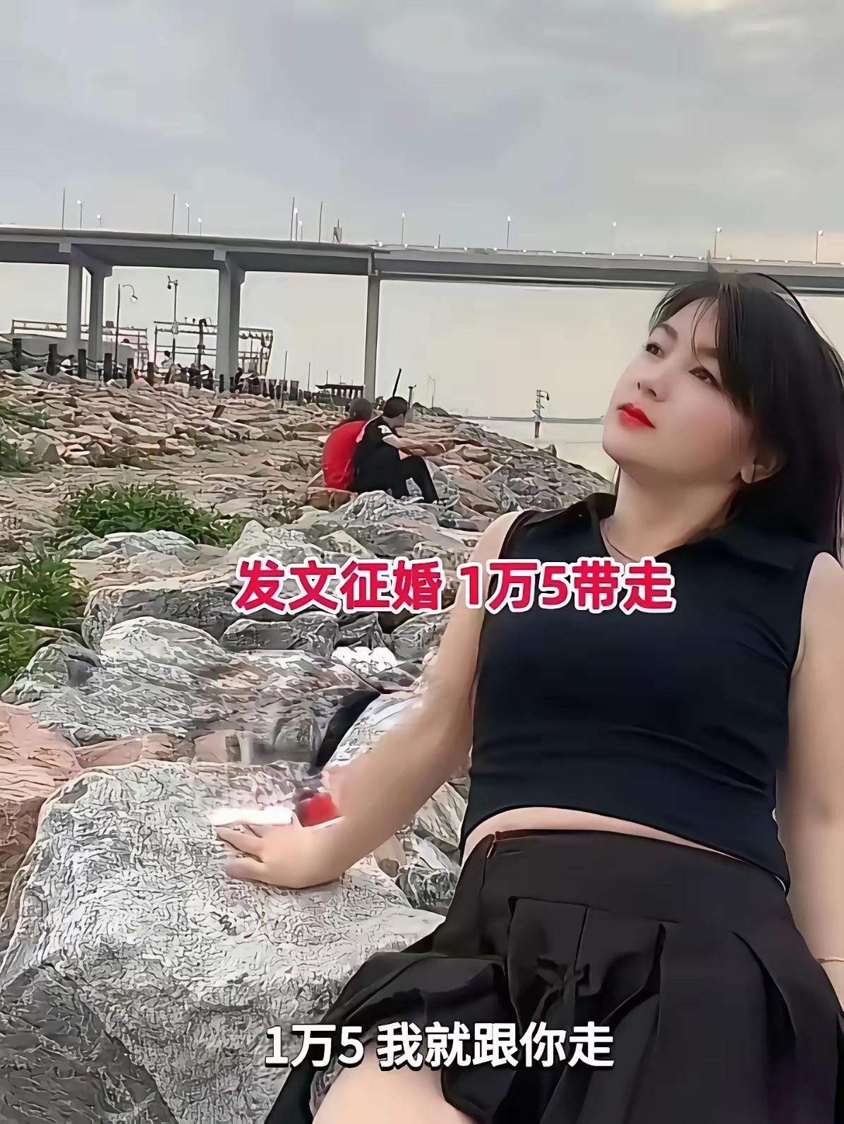 女子拿着第三次离婚的离婚证，发了个视频给自己再次征婚，自己也不需要多少彩礼，只要