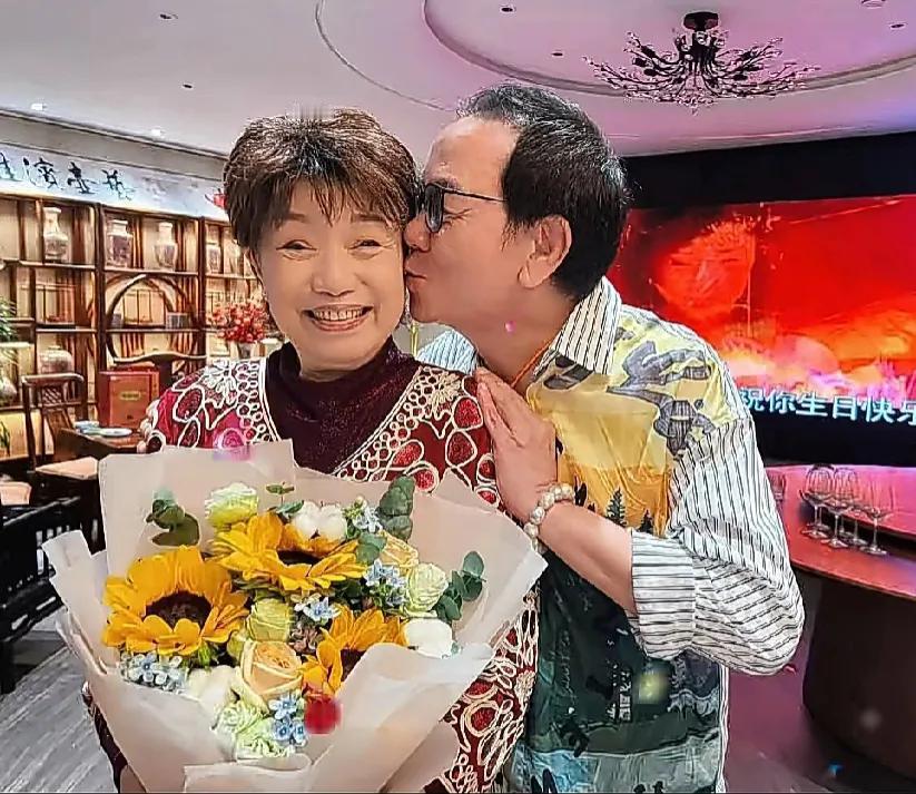 香港知名女星76岁生日获老友献吻，坚持不婚不育，财产将留给兄弟姐妹！
近日，TV