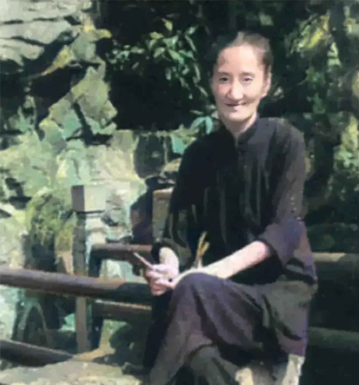 1963年，身穿素衣的陆小曼在上海拍下了这张照片，此时的她已经60岁！照片中，陆