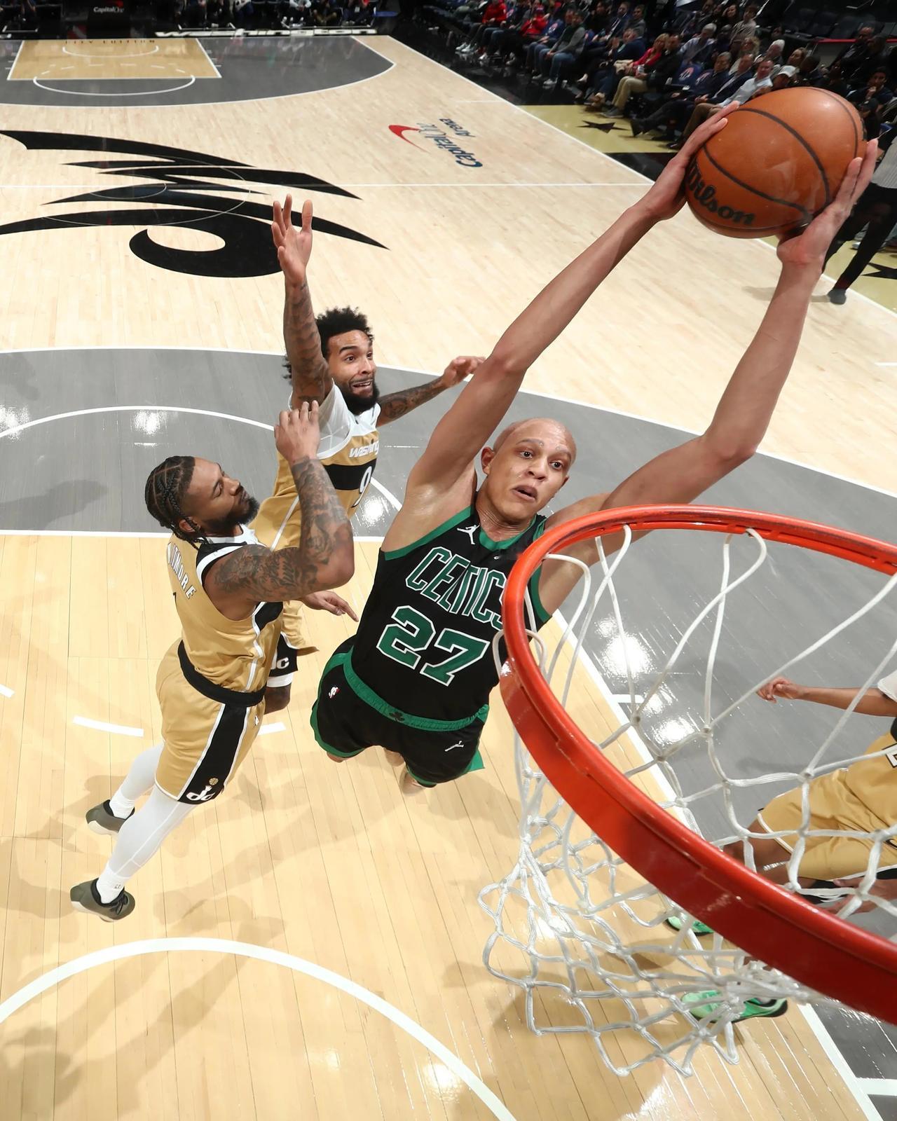 看比赛的时候就觉得凯尔特人的这个“无眉大侠”挺准的，怎么投怎么有！刚看到赛后数据