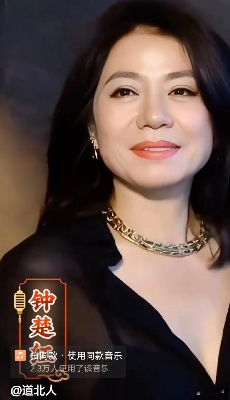 钟楚红穿黑礼服亮相简直惊艳到我了！那肌肤细腻得如同剥了壳的鸡蛋，完全看不出岁月留