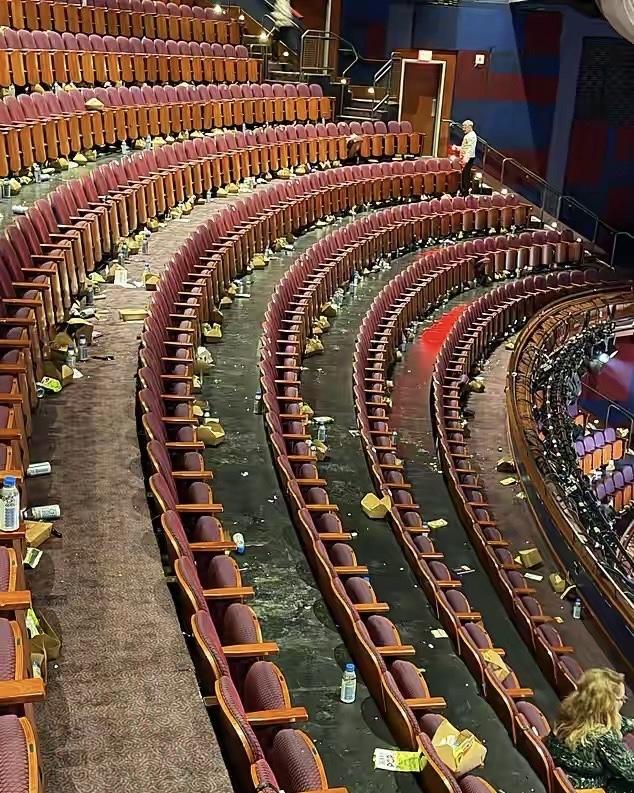 猜猜这是哪？满地的垃圾，嗯肯定是国内的某个剧场…….一些崇洋媚外的又迫不及待的冒