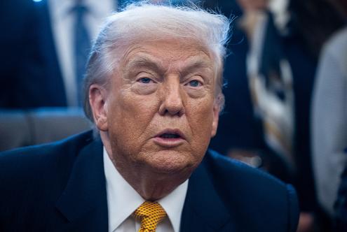 特朗普面对这39万亿的美债想出一个好办法，钱自己是还不上了，但是自己可以把这个债