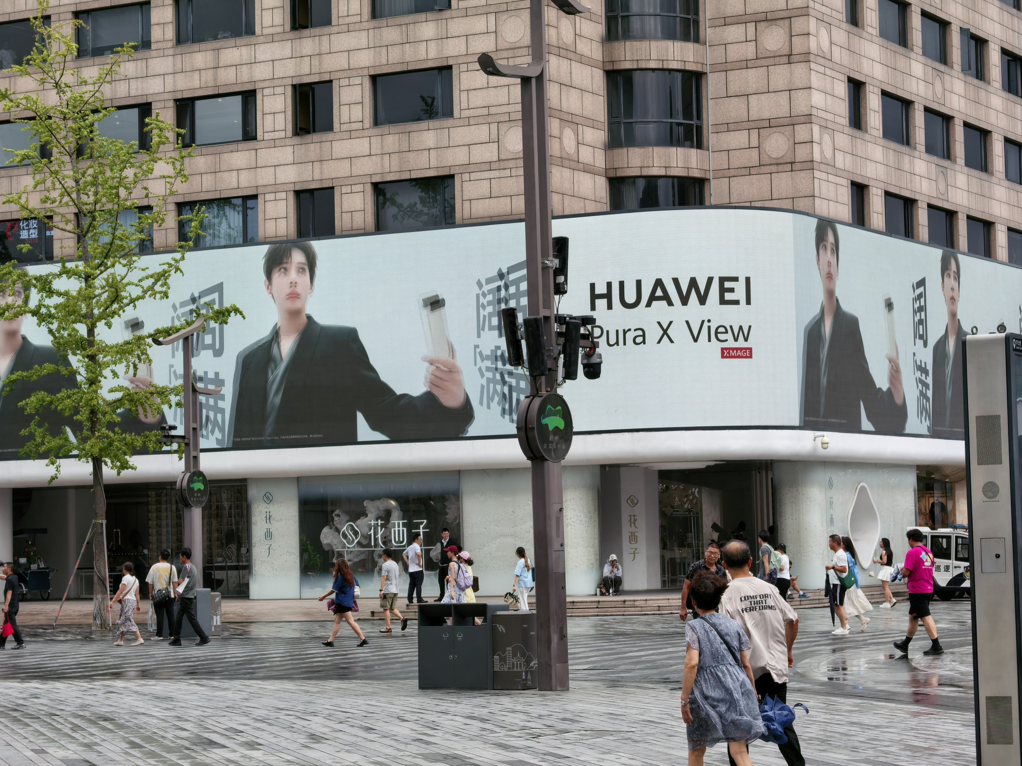 今天来逛西湖，就看到了阔直屏的广告[酷]这个广告位置打的真好 ​​​