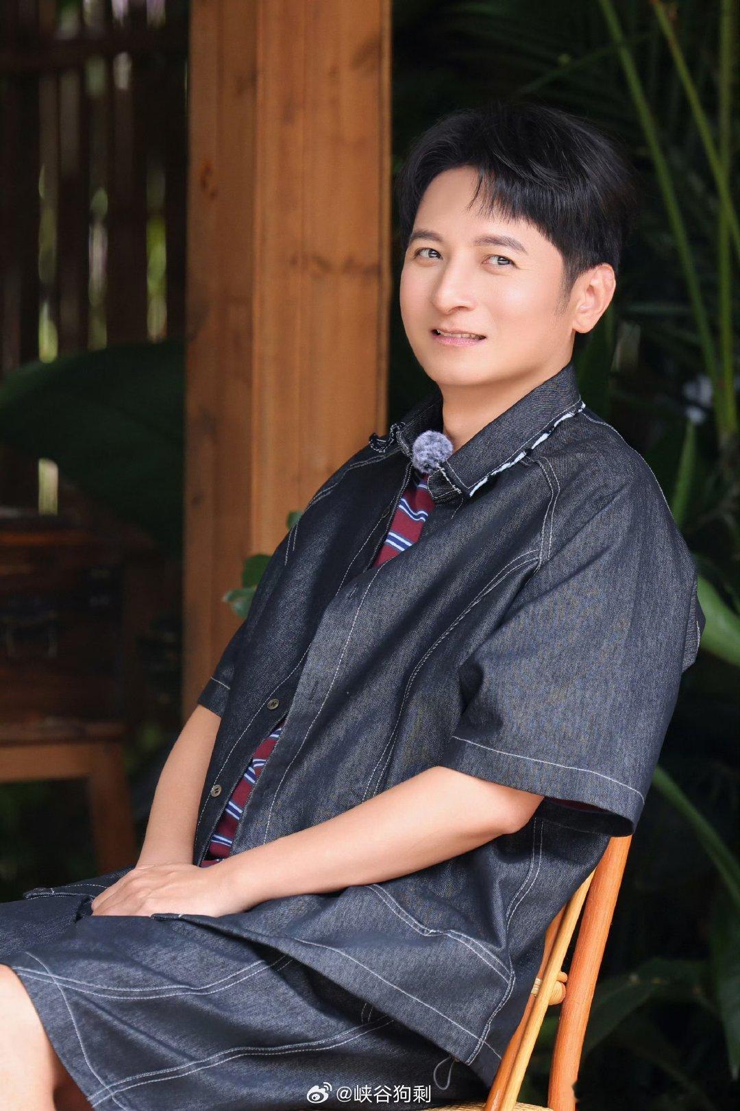 李维嘉曾托容祖儿帮忙带西服 李维嘉分享《歌手》决赛的趣味往事，香港定制西服修改尺