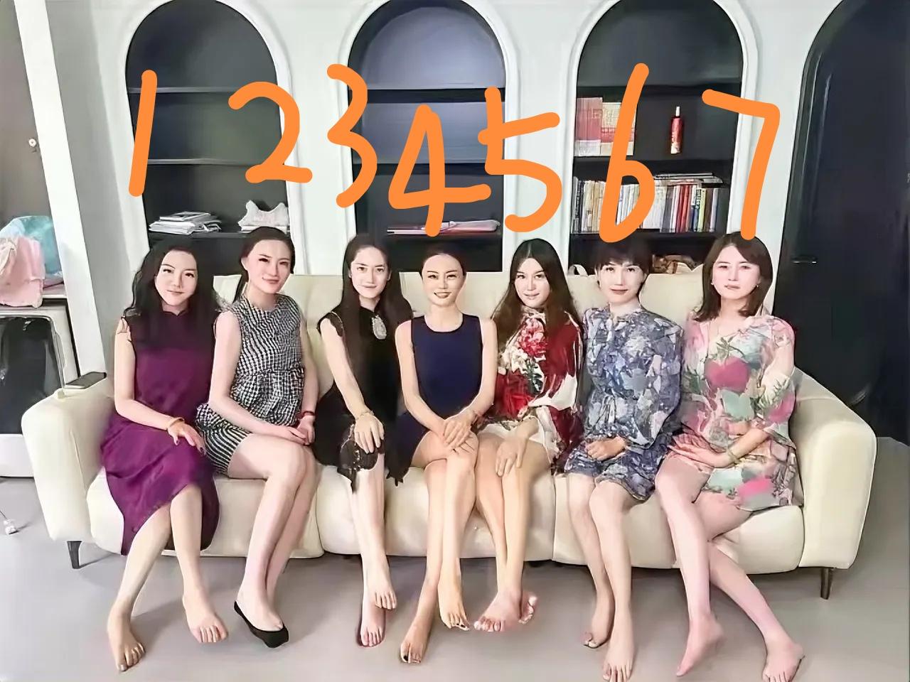 1号美女的脚丫子是真够宽的。