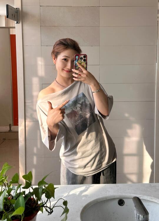 就一爱在厕所门口拍照的纸包鸡溜肩女的