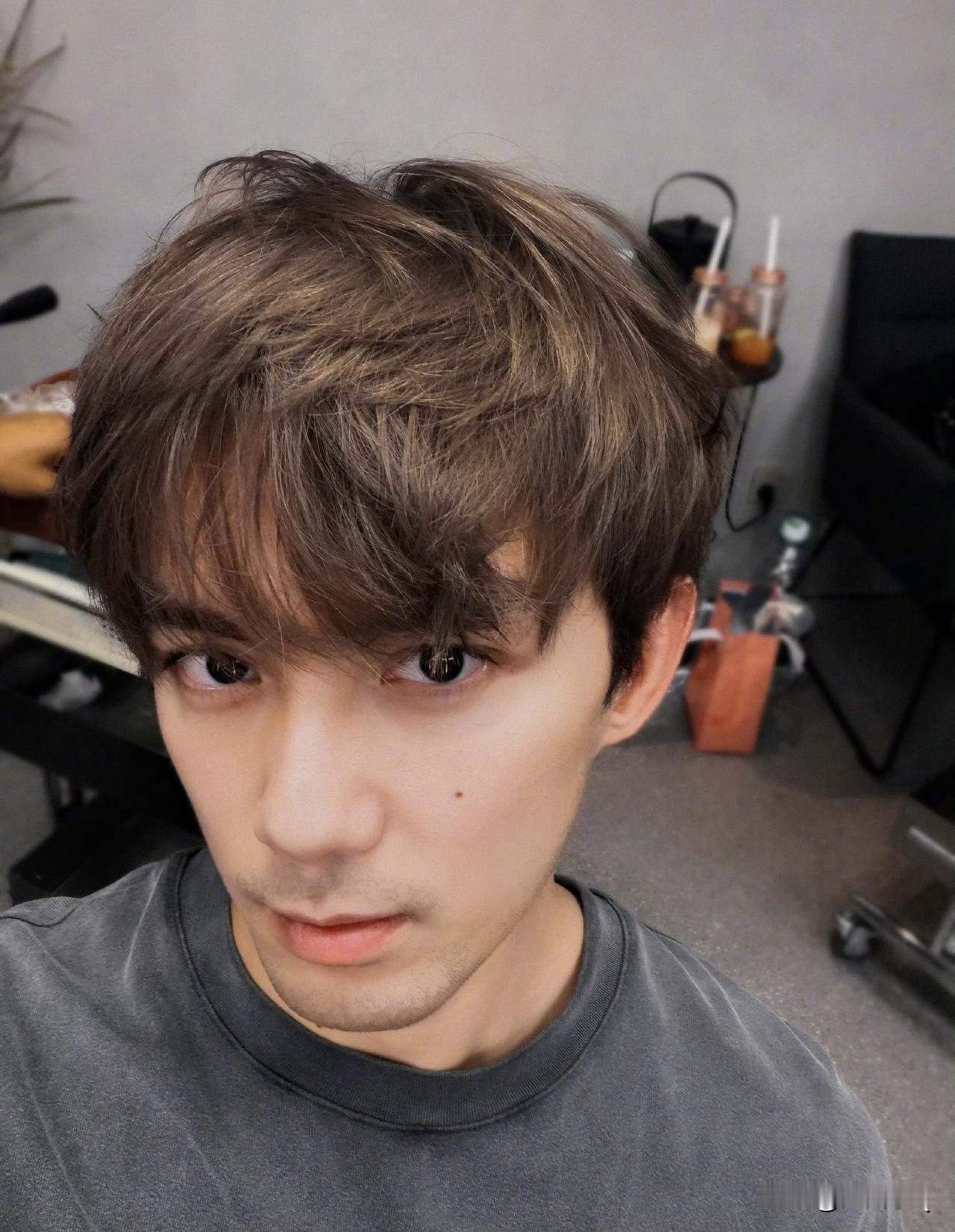 吴磊换新发色，好像个混血boy。