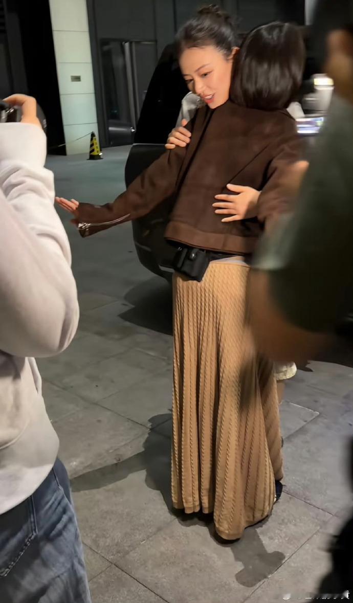 花少8送考人花儿与少年网友偶遇的生图太戳人，三组送考组合依次碰面，前辈细心叮嘱旅