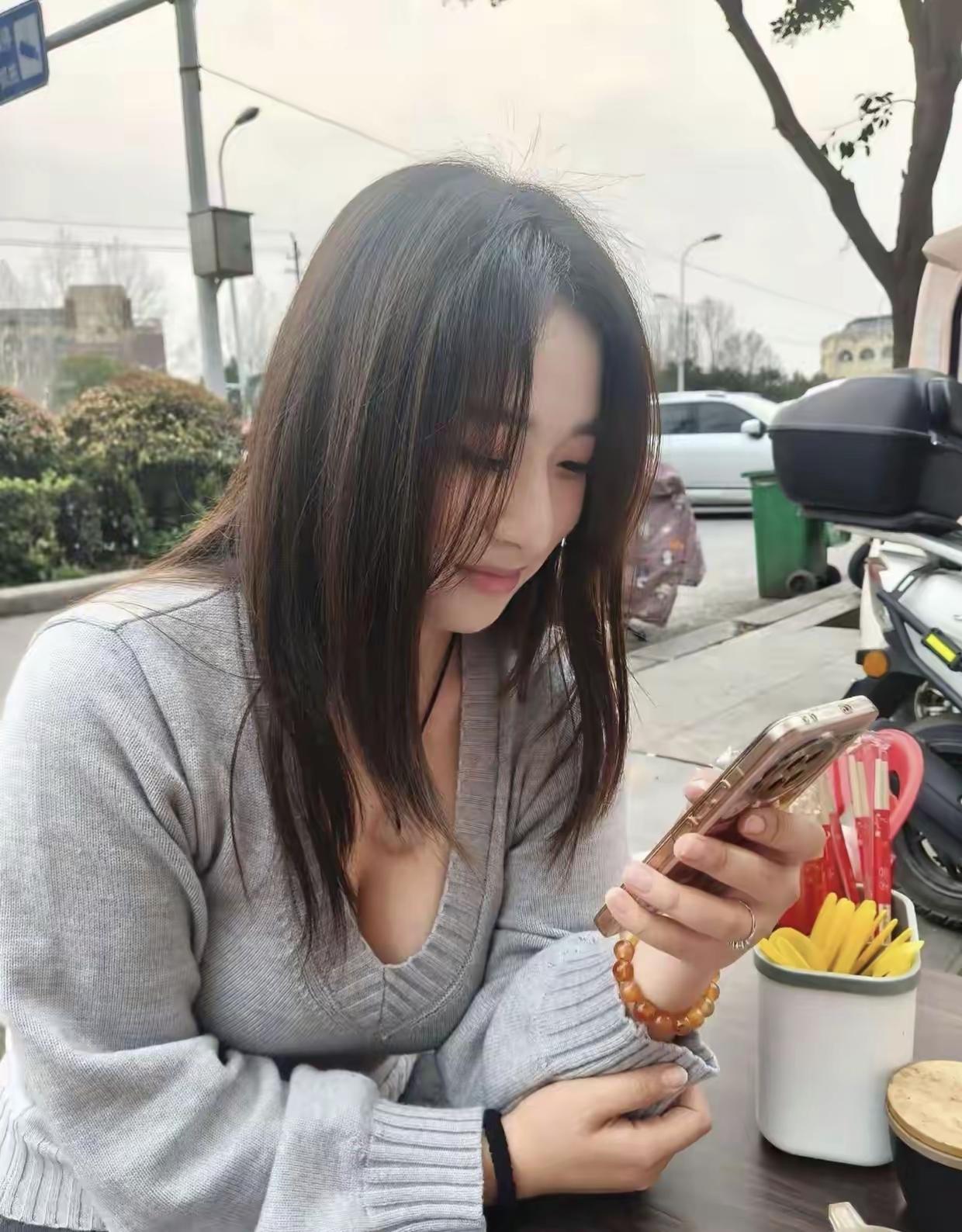 问你一个问题，你是选择50万现金还是一个每月三四千块稳定的铁饭碗工呢？
我是真不