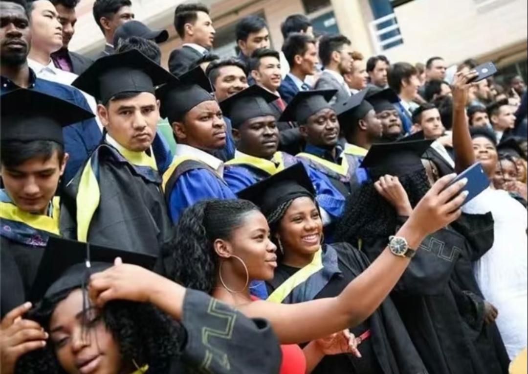 天津站招聘会上，孟加拉国留学生彰心的求职宣言火了——“就想留在中国发展，这儿机会