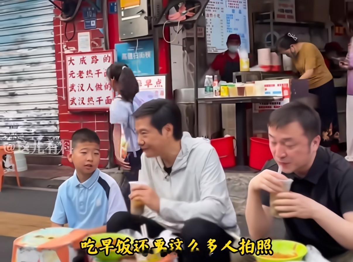 累总不但能吃米其林三星法餐还可以坐路边吃热干面并且有很多人給拍照这绝对是历史性的
