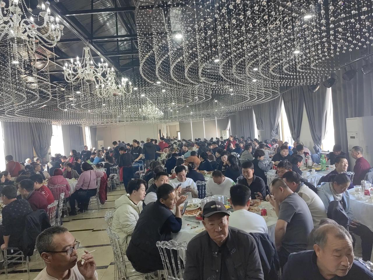 朋友们看看这场面，是不是太壮观了，太热闹了。
今天是正月初六，是儿女们给父母庆贺