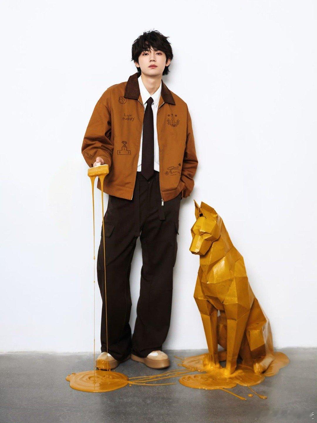 姐狗文都给周翊然递本吧 棕色夹克配白衬衫，怀里抱着可爱小狗，地上还有狗爪印🐾，