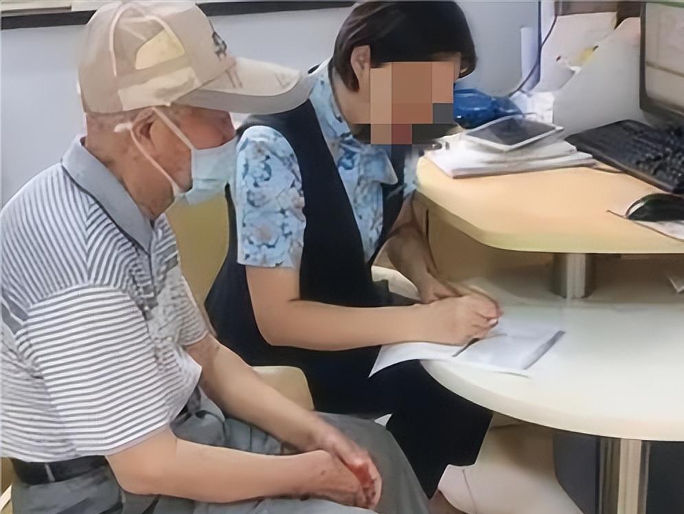 “被忽悠惨了！”青海西宁，七旬大爷用拆迁款去买房时，发现580万存款不翼而飞。大