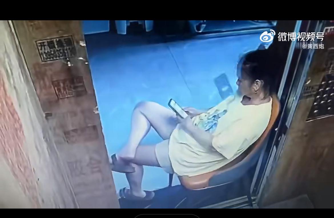 头一次见到小仙女用这种姿势霸占电梯的，原因是电梯里有空调，有凉风吹。这个小仙女可